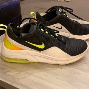 Nike men’s Air Max Motion Like New!!